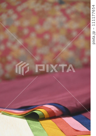 和風な背景と5色布 和風な背景と5色布 111177654