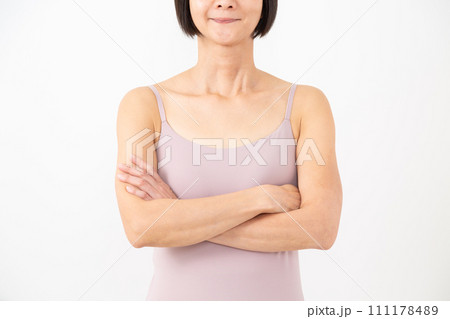 腕組みをするキャミソールを着たミドル女性 腕組みをするキャミソールを着たミドル女性 111178489