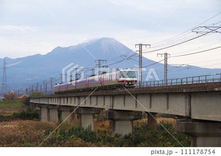 大山を背景に日野川の長い鉄道橋梁を駆け抜ける標準ゆったりやくも色でパノラマ編成の381系特急やくも号 大山を背景に日野川の長い鉄道橋梁を駆け抜ける標準ゆったりやくも色でパノラマ編成の381系特急やくも号 111178754