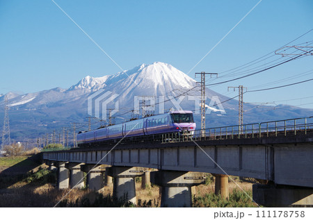 冠雪の大山を背景に日野川の長い鉄道橋梁を駆け抜ける復刻版スーパーやくも色の381系特急やくも号 冠雪の大山を背景に日野川の長い鉄道橋梁を駆け抜ける復刻版スーパーやくも色の381系特急やくも号 111178758