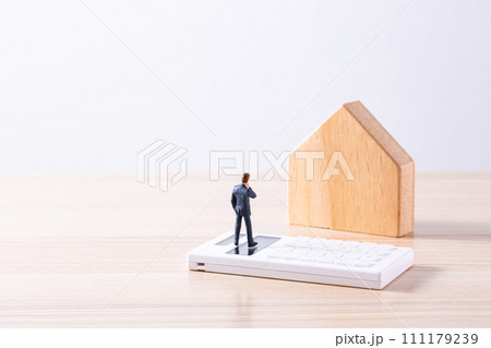 マイホームの購入を考える男性 マイホームの購入を考える男性 111179239