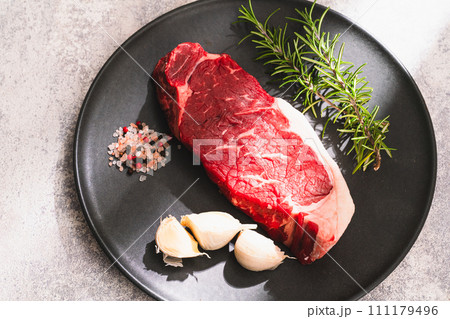 新鮮な生肉 サーロインステーキ 新鮮な生肉 サーロインステーキ 111179496