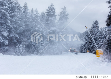 Snow groomer ratrack machine, ski slope Snow groomer ratrack machine, ski slope 111182562