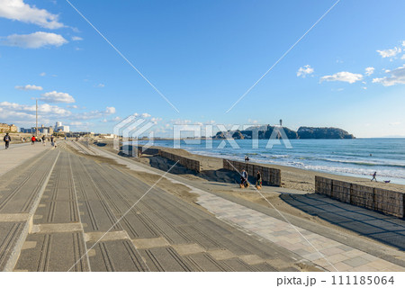 鵠沼海岸から見た江の島、湘南の海 111185064