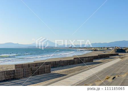 鵠沼海岸から見た富士山、湘南の海 111185065