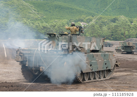 煙を吐く陸上自衛隊90式戦車回収車 煙を吐く陸上自衛隊90式戦車回収車 111185928