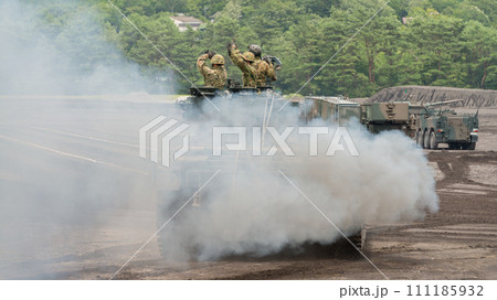 煙を吐く陸上自衛隊90式戦車回収車 煙を吐く陸上自衛隊90式戦車回収車 111185932