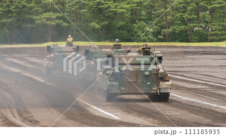 走行する陸上自衛隊89式装甲戦闘車の隊列 走行する陸上自衛隊89式装甲戦闘車の隊列 111185935