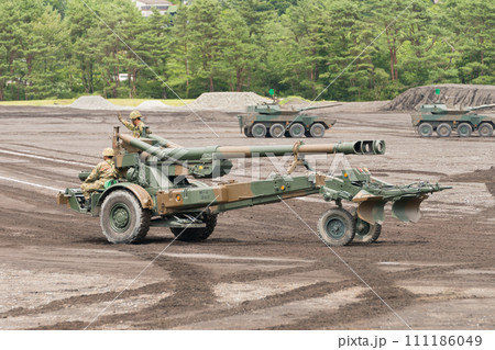 自走する陸上自衛隊155mm榴弾砲FH70 111186049