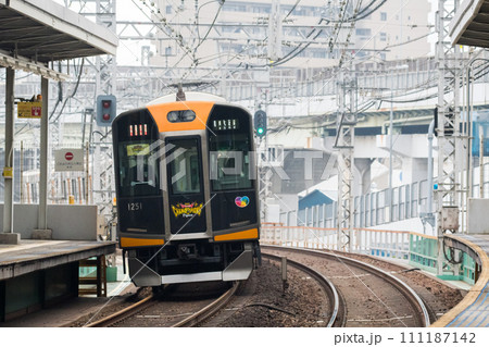 【阪神本線】淀川駅を通過する直通特急 【阪神本線】淀川駅を通過する直通特急 111187142