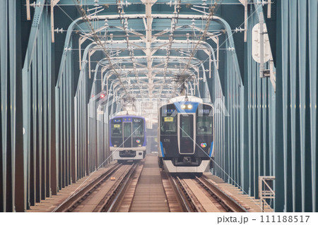 【阪神本線】淀川橋梁を渡る普通列車 111188517