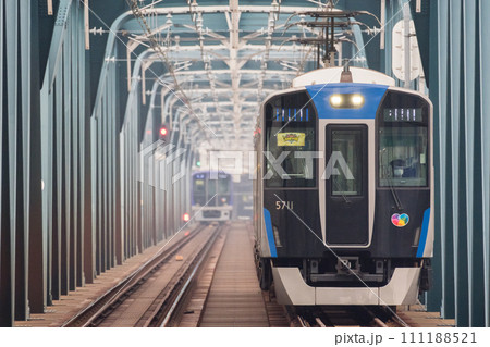 【阪神本線】淀川橋梁を渡る普通列車 111188521