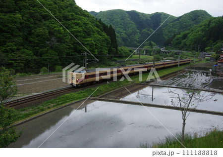 特急やくも号381系(国鉄色) 伯備線 備中神代付近 水鏡 特急やくも号381系(国鉄色) 伯備線 備中神代付近 水鏡 111188818