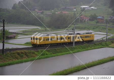 普通列車113系 伯備線 雨の上石見付近 111188822