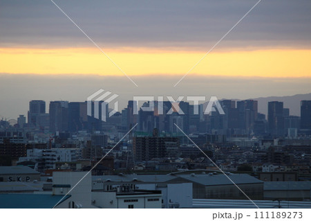 朝日に染まる梅田のビル群　大阪梅田　朝 111189273