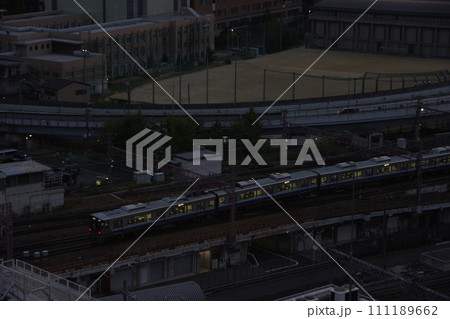 ホテルの部屋から 朝焼けの天王寺の眺め 111189662