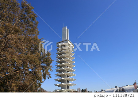 東京都世田谷区の駒沢オリンピック公園の記念塔 111189723