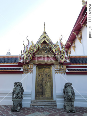 タイ　バンコク　ワット・ポー　5月の晴れの日 111189928