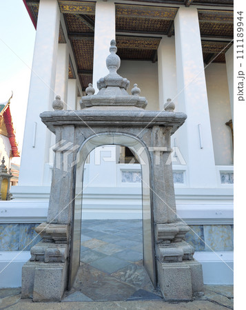 タイ　バンコク　ワット・ポー　5月の晴れの日 111189944