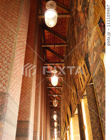 タイ　バンコク　ワット・ポー　5月の晴れの日 111189967