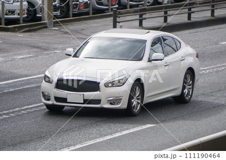 セダン車　道路走行 111190464