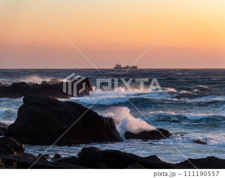 強風荒波の野島崎から望むダイナミックな太平洋の夕景 強風荒波の野島崎から望むダイナミックな太平洋の夕景 111190557