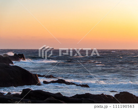 強風荒波の野島崎から望むダイナミックな太平洋の夕景 強風荒波の野島崎から望むダイナミックな太平洋の夕景 111190563