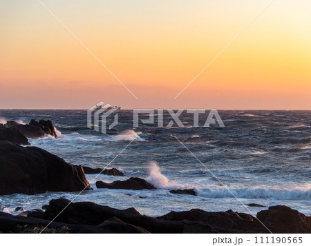 強風荒波の野島崎から望むダイナミックな太平洋の夕景 強風荒波の野島崎から望むダイナミックな太平洋の夕景 111190565