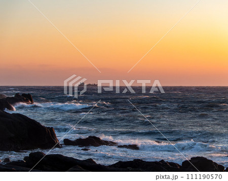 強風荒波の野島崎から望むダイナミックな太平洋の夕景 強風荒波の野島崎から望むダイナミックな太平洋の夕景 111190570