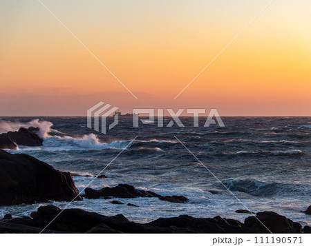 強風荒波の野島崎から望むダイナミックな太平洋の夕景 111190571