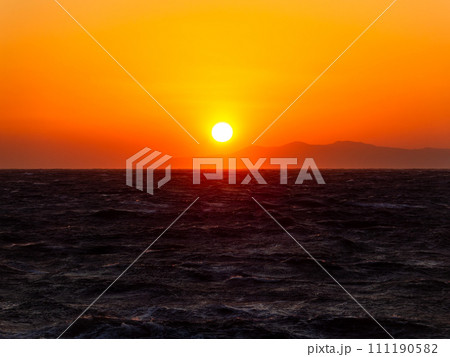強風荒波の野島崎から望むダイナミックな太平洋の夕景 強風荒波の野島崎から望むダイナミックな太平洋の夕景 111190582