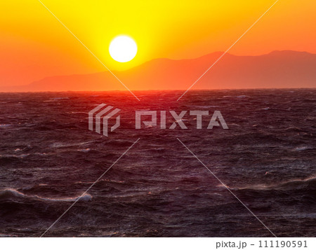強風荒波の野島崎から望むダイナミックな太平洋の夕景 強風荒波の野島崎から望むダイナミックな太平洋の夕景 111190591
