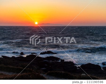 強風荒波の野島崎から望むダイナミックな太平洋の夕景 111190596
