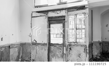 白い廃墟 111190725