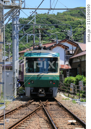 極楽寺検車区付近を走る江ノ電の電車 極楽寺検車区付近を走る江ノ電の電車 111190890