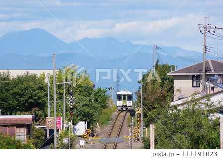 キハ110一両普通列車 八高線 起伏のある寄居付近 111191023