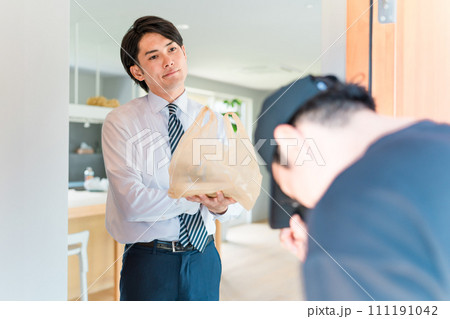 ウーバーイーツ・宅配弁当・デリバリー・配達・宅食・仕出し弁当の宅配のトラブルで怒る男性と配達員 ウーバーイーツ・宅配弁当・デリバリー・配達・宅食・仕出し弁当の宅配のトラブルで怒る男性と配達員 111191042