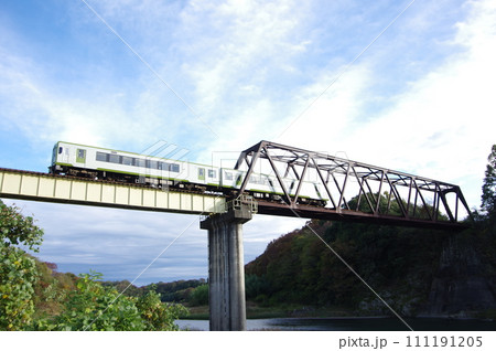 キハ110普通列車 八高線 荒川鉄橋 寄居付近 キハ110普通列車 八高線 荒川鉄橋 寄居付近 111191205