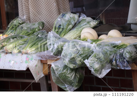 ビニール袋に入れられた野菜が売られている店の店先の風景 ビニール袋に入れられた野菜が売られている店の店先の風景 111191220
