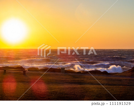 強風荒波の野島崎から望むダイナミックな太平洋の夕景 111191329