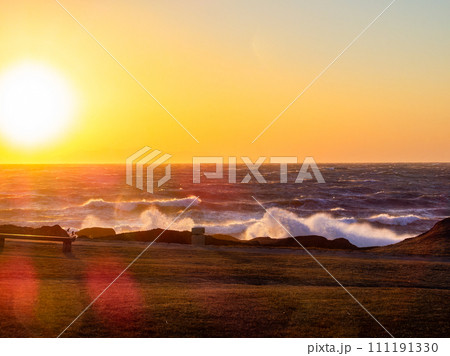 強風荒波の野島崎から望むダイナミックな太平洋の夕景 111191330