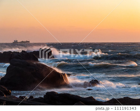強風荒波の野島崎から望むダイナミックな太平洋の夕景 111191343