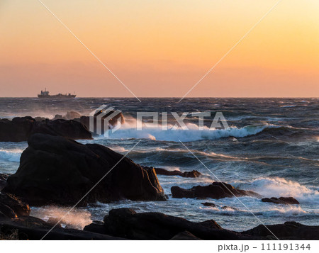 強風荒波の野島崎から望むダイナミックな太平洋の夕景 111191344