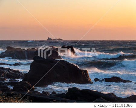 強風荒波の野島崎から望むダイナミックな太平洋の夕景 強風荒波の野島崎から望むダイナミックな太平洋の夕景 111191360