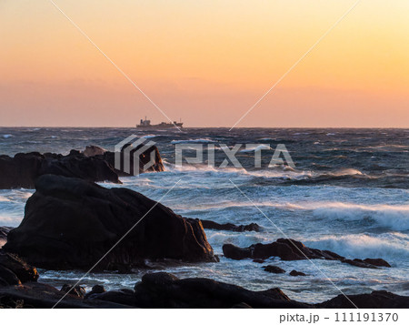 強風荒波の野島崎から望むダイナミックな太平洋の夕景 111191370
