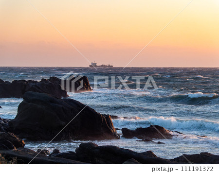 強風荒波の野島崎から望むダイナミックな太平洋の夕景 111191372