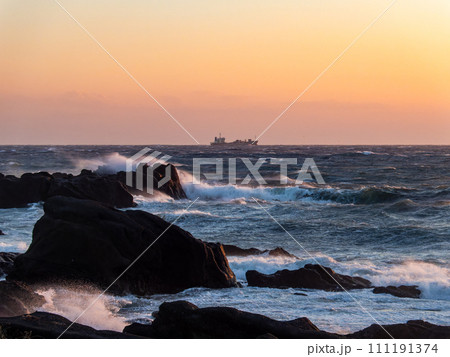 強風荒波の野島崎から望むダイナミックな太平洋の夕景 111191374