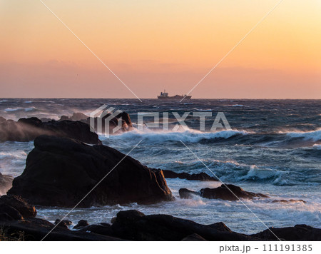 強風荒波の野島崎から望むダイナミックな太平洋の夕景 111191385