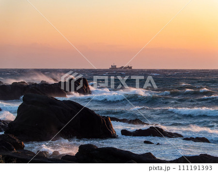 強風荒波の野島崎から望むダイナミックな太平洋の夕景 111191393