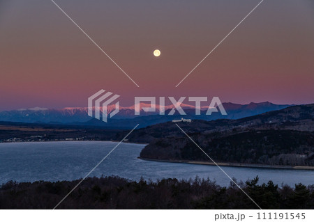 《山梨県》満月と南アルプスアルプスのモルゲンロート・山中湖パノラマ台の眺望 《山梨県》満月と南アルプスアルプスのモルゲンロート・山中湖パノラマ台の眺望 111191545